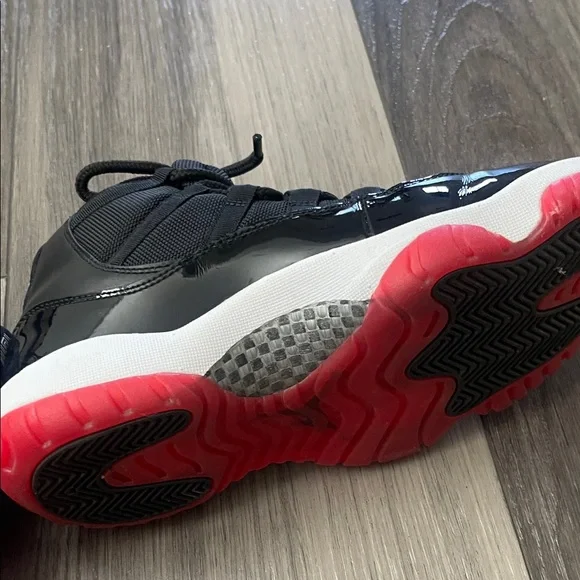 Jordan Athletic Shoes Black and Red - Picture 6 of 7